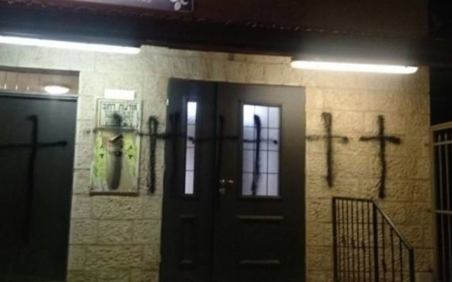 Des croix noires peintes à la bombe sur une synagogue dans la rue Yossi ben Yoezer, à Jérusalem (Crédit : porte-parole de la police).