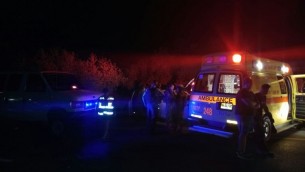 Les ambulanciers paramédicaux sur le site où une femme est morte sur la route en Cisjordanie après qu'elle et un homme ont été attaqués, le 23 octobre 2016. (Crédit : porte-parole du MDA)
