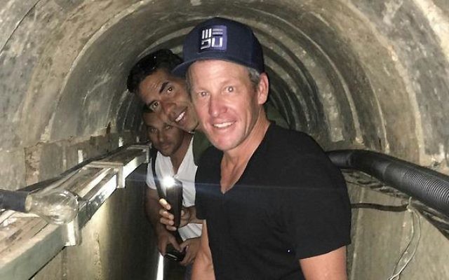 Lance Armstrong dans un tunnel d'attaque du Hamas pendant une visite de la frontière israélienne de la bande de Gaza, en octobre 2016. (Crédit : mouvement Or)