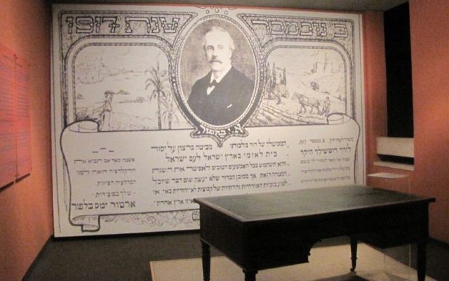 Le bureau de Lord Balfour, à Beit Hatfutsot, le musée du peuple juif, à Tel Aviv. (Crédit : Ziko/Wikipedia)