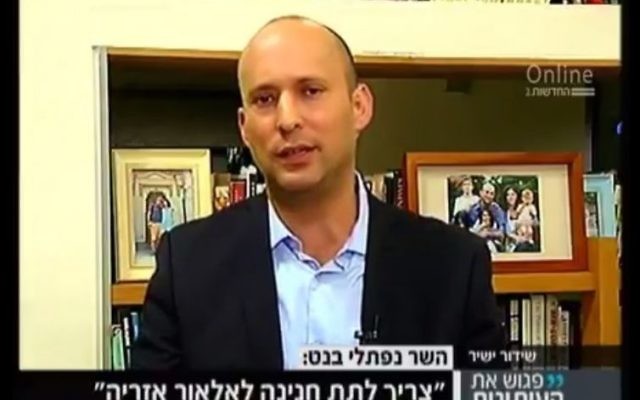 Le dirigeant du parti HaBayit HaYehudi Naftali Bennett sur la Deuxième chaîne, le 8 octobre 2016. (crédit : capture d'écran Deuxième chaîne)