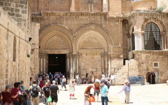 L'entrée de l'église du Saint-Sépulcre, à Jérusalem. (Crédit : Shmuel Bar-Am)