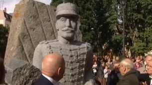 Une statue érigée à la mémoire d'Alfred Dreyfus, le 21 octobre 2016 (Crédit : capture d'écran YouTube)
