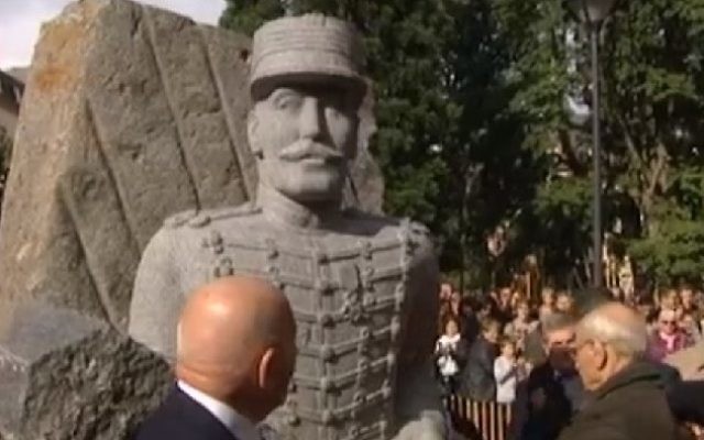 Une statue érigée à la mémoire d'Alfred Dreyfus, le 21 octobre 2016 (Crédit : capture d'écran YouTube)