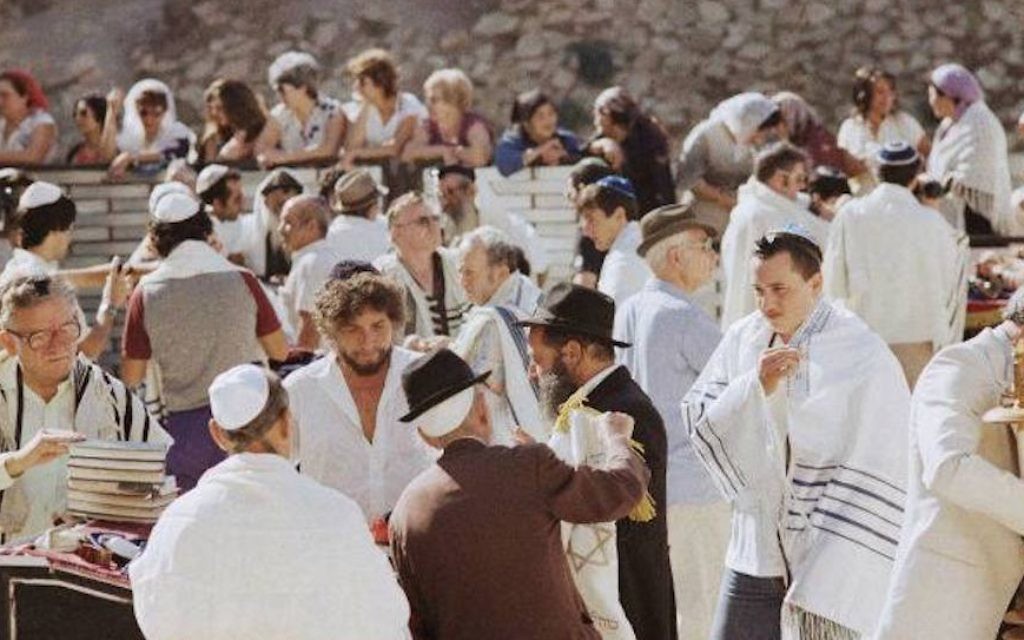 Bob Dylan, troisième à partir de la gauche, avec son fils Jesse, dans le talith blanc sur la droite, au mur Occidental en septembre 1983. (Crédit : Facebook)