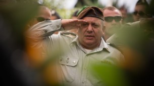 Salut militaire de Gadi Eisenkot, chef d'état major de l'armée israélienne, lors de la cérémonie commémorative de la Guerre de Kippour le 13 octobre 2016 au mont Herzl. (Crédits : Hadas Parush/Flash90)