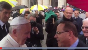 Ayoub Kara, ministre druze du Likud, et le pape François sur la place Saint-Pierre du Vatican, le 26 octobre 2016. (Crédit : capture d'écran Israel Hayom)