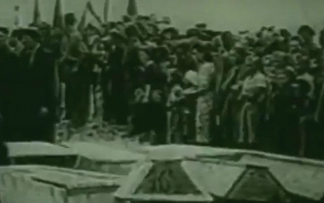 Les funérailles de dizaines de Juifs tués lors d'un pogrom à Kielce, en Pologne, en 1946. (Capture d'écran YouTube)