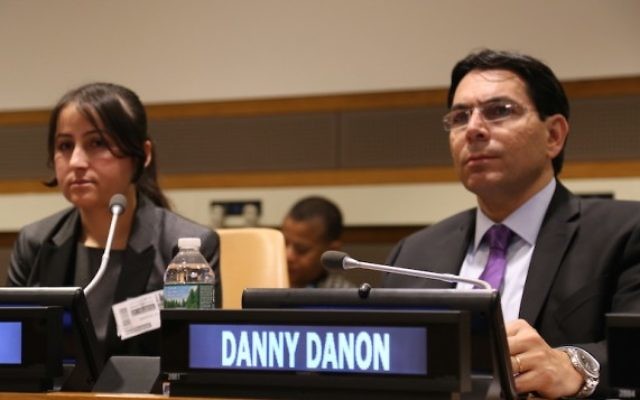 Marwa Al Aliko, réfugiée yézidie, à gauche, lors d'une rencontre organisée par le représentant permanent d’Israël à l'ONU,  Danny Danon (Crédit : Mission permanente d’Israël à l'ONU)
