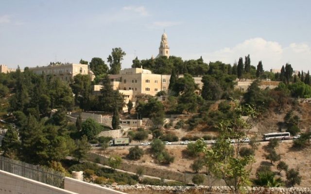 Le mont sion, situé à l'extérieur des murailles de la Vieille Ville de Jérusalem, un point central dans l'histoire de la ville depuis l'époque du Premier Temple (Crédit : Shmuel Bar-Am)