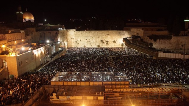 Des milliers de croyants se rassemblent au mur Occidental à Jérusalem pour les traditionnelles prières de slihot à la veille de Yom Kippour, le 10 octobre 2016. (Crédit : Luke Tress/Times of Israel)