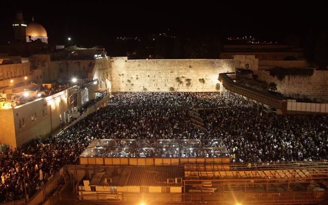 Des milliers de fidèles rassemblés pour les traditionnelles prières de slihot à la veille de Yom Kippour, au mur Occidental, à Jérusalem, le 10 octobre 2016. (Crédit : Luke Tress/Times of Israel)