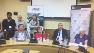 Jenny Tonge, la parlementaire britannique et d'autres intervenants écoutent durant une rencontre anti-Israël à la Chambre des Lords le 25 octobre 2016, pendant qu'un membre du public accuse les juifs d'avoir contrarié Hitler au point de commettre le génocide de la Shoah. (Crédit : capture d'écran Facebook)