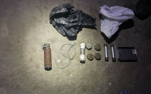 Des armes et des bombes découvertes par Tsahal pendant les raids de la nuit du 6 Octobre 2016 (Crédi : Porte parole de l'armée israélienne)