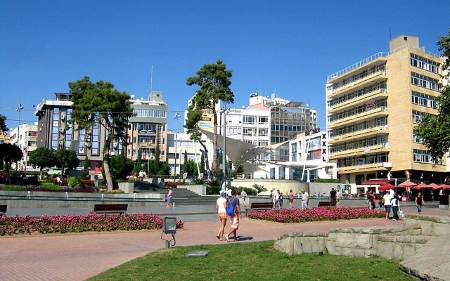 Vue sur le centre-ville d'Antalya (Crédit : Георгий Долгопский/Wikimedia commons)