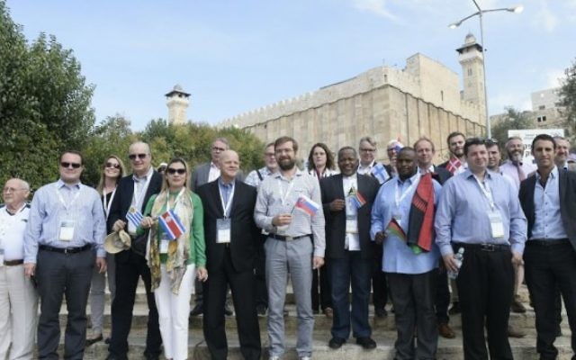 18 parlementaires pro-Israël en visite à Hébron, en Cisjordanie, le 19 octobre 2016. (Crédit : Avi Hayoun/autorisation)