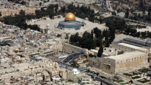 Le Dôme du Rocher, à gauche, sur le complexe appelé al-Haram al-Sharif par les musulmans et mont du Temple par les juifs, et le mur Occidental, site le plus saint du judaïsme, dans la Vieille Ville de Jérusalem, en octobre 2007. (Crédit : Jack Guez/AFP)