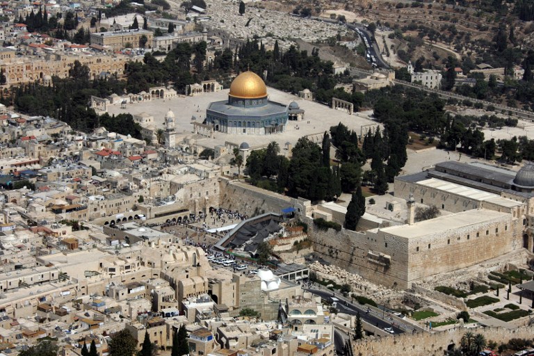 Le Dôme du Rocher, à gauche, sur le complexe appelé al-Haram al-Sharif par les musulmans et mont du Temple par les juifs, et le mur Occidental, site le plus saint du judaïsme, dans la Vieille Ville de Jérusalem, en octobre 2007. (Crédit : Jack Guez/AFP)