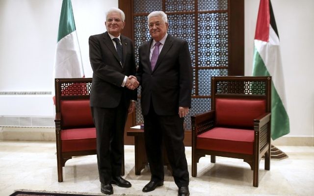Mahmoud Abbas, le président de l'Autorité palestinienne (à droite) et le président italien Sergio Mattarella à Bethléem, en Cisjordanie, le 1er novembre 2016. (Crédit : AFP/Fadi Arouri)