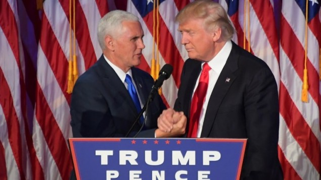 Le président américain élu Donald Trump (à droite) avec son colistier, le vice-président élu Mike Pence, à New York, le 9 novembre 2016. (Crédit : AFP/Jim Watson)