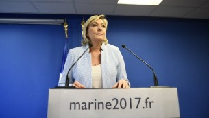 Marine Le Pen, présidente du Front national et candidate à l'élection présidentielle française, pendant une conférence de presse, au siège de son parti à Nanterre, le 9 novembre 2016. (Crédit : Martin Bureau/AFP)