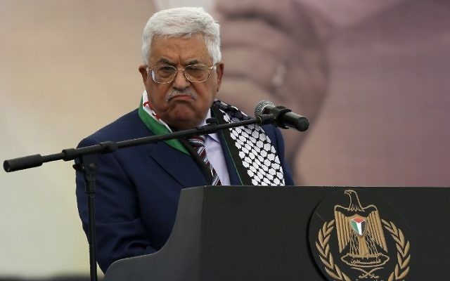 Le président de l'Autorité palestinienne Mahmoud Abbas pendant un rassemblement commémorant le 12e anniversaire du décès de Yasser Arafat à Ramallah, en Cisjordanie, le 10 novembre 2016. (Crédit : Abbas Momani/AFP)