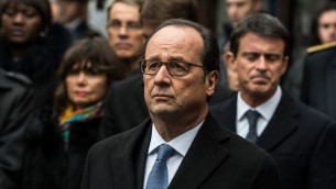 Le président français François Hollande (au centre) après avoir dévoilé une plaque commémorative devant le café Comptoir Voltaire sur le Boulevard Voltaire à Paris, le 13 novembre 2016. (Crédit : Pool/Christophe Petit Tesson)