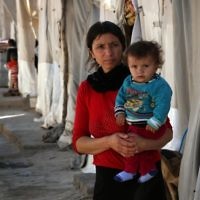 Une femme irakienne déplacée de la communauté Yazidi, qui a fui la violence entre les djihadistes du groupe islamique (EI) et les combattants peshmerga dans la ville de Sinjar, dans le nord du pays, qui se trouve maintenant dans un camp pour les personnes déplacées dans la zone de Sharia, à 15 kilomètres de la ville de Dohuk, le 17 novembre 2016. (Crédit : Safin Hamed/AFP)