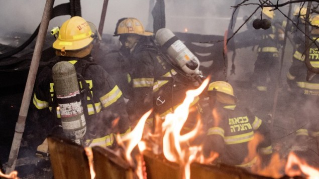 Des pompiers à Haifa, le 24 novembre 2016 (Crédit : AFP/JACK GUEZ)
