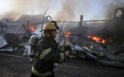 Des pompiers israéliens aident à éteindre un incendie dans la ville du nord de Haïfa le 24 novembre 2016. (Jack Guez / AFP)