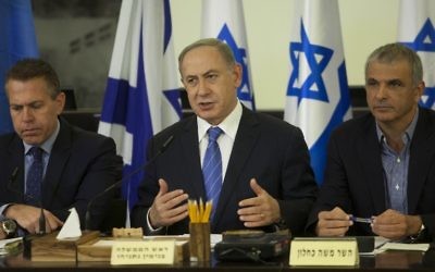 Le Premier ministre Benjamin Netanyahu (au centre) entouré des ministres de la Sécurité intérieure Gilad Erdan (à droite) et des Finances Moshe Kahlon pendant la réunion hebdomadaire du cabinet organisée à Haïfa après les incendies, le 27 novembre 2016. (Crédit : AFP/Pool/Dan Balilty)