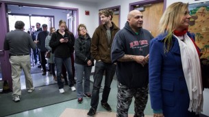Des citoyens du New Hampshire font la queue pour voter à l’école élémentaire de la rue Amherst de Nashua, le 8 novembre 2016. (Crédit : AFP/Kayana Szymczak/Getty Images)
