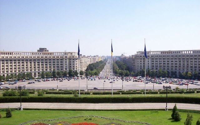 Vue depuis le Palais du parlement roumain, à Bucarest, en septembre 2006. (Crédit : Al/Domaine public/WikiCommons