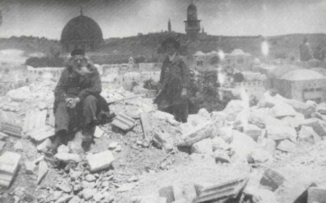 Une photo prise après le tremblement de terre de 1927 à Jérusalem, avec le Dôme du Rocher en arrière-plan (Crédit : domaine public via la Bibliothèque du Congrès)