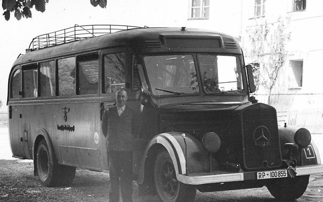 Un bus et son chauffeur photographiés devant le centre d'extermination Hartheim d'Allemagne en 1940, où des handicapés physiques et/ou mentaux étaient "euthanasiés" par le programme secret T4. (Crédit : domaine public)