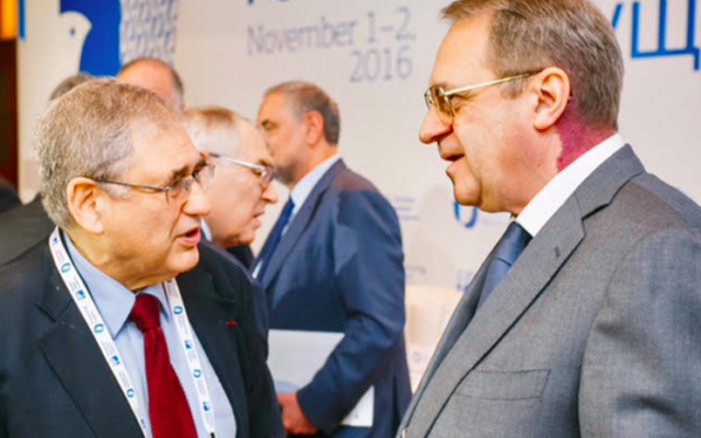 Simon Samuels (d) et le vice-ministre des Affaires étrangères russe à Moscou, le 2 novembre 2016 (Crédit : autorisation)