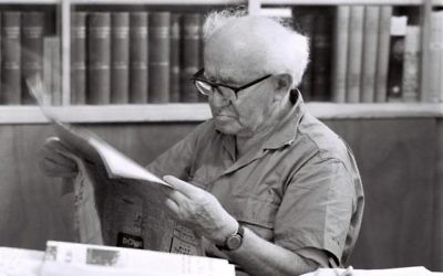 David Ben Gurion chez lui, au kibboutz Sde Boker. (Crédit : GPO)
