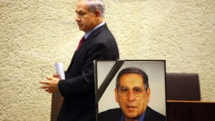 Le Premier ministre Benjamin Netanyahu pendant une cérémonie d'hommage à Rehavam Zeevi, ancien ministre assassiné, à la Knesset, le 12 octobre 2010. (Crédit : Abir Sultan/Flash90)