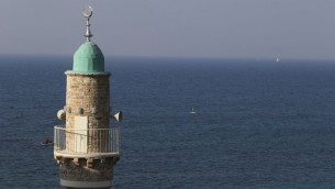 Un minaret équipé de haut-parleurs surplombe la mer Méditerranée, à Tel Aviv - Jaffa, le 15 novembre 2014. (Crédit : Nati Shohat/Flash90)