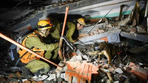 Des soldats israéliens lors des tentatives de sauvetage de personnes blessées et piégées dans les ruines d'un bâtiment au Népal, suite au tremblement de terre mortel le 28 avril 2015 (Crédit : Porte-parole de Tsahal)