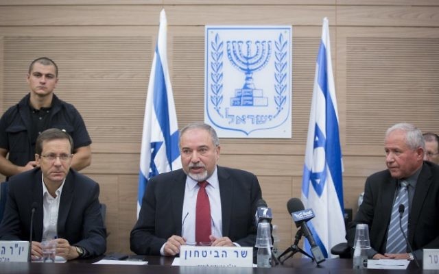 Le ministre de la Défense Avigdor Liberman devant la commission des Affaires étrangères et de la Défense de la Knesset, entouré du chef de l'opposition Isaac Herzog (à gauche), et du président de la commission Avi Dichter (à droite), à la Knesset, le 31 ocotbre 2016. (Crédit : Miriam Alster/Flash90)