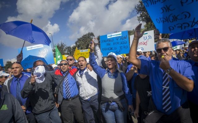Des employés de la compagnie de bus israélienne Egged font grève devant le ministère des Finances à Jérusalem, le 2 octobre 2016 (Crédit : Yonatan Sindel/Flash90)