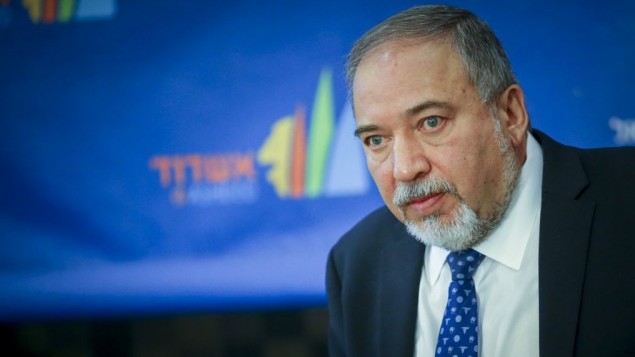 Le ministre de la Défense Avigdor Liberman à Ashdod, le 17 novembre 2016. (Crédit : Flash90) 