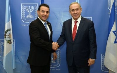 Le Premier ministre Benjamin Netanyahu (à droite) et le président du Guatemala, Jimmy Morales, dans les bureaux du Premier ministre à Jérusalem, le 29 novembre 2011. (Crédit : Haim Zack/GPO)
