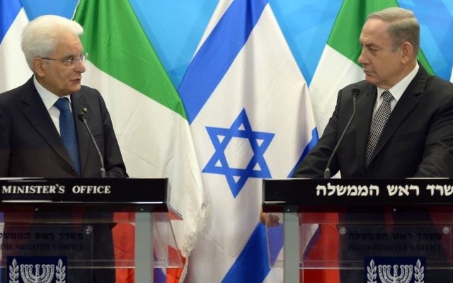 Le président italien Sergio Mattarella, à gauche, et le Premier ministre Benjamin Netanyahu dans les bureaux du Premier ministre à Jérusalem, le 2 novembre 2016. (Crédit : GPO)