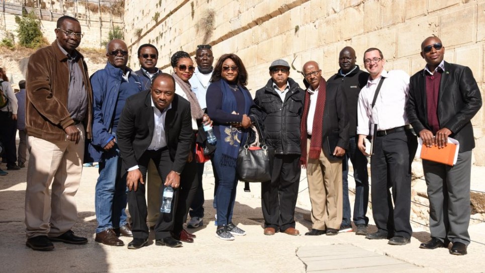 Un groupe de 11 diplomates venus de sept pays africains ont visité l'Arche de Robinson, avec Zeev Orenstein (2e à droite) du parc archéologique de la Cité de David, qui a mené la visite dans la Vieille Ville de Jérusalem le 28 novembre 2016. (Crédit : Michel Rozili/Cité de David)