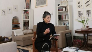 Ruth Tzfati dans son domicile d'Ein Kerem. (Crédit : Shmuel Bar-Am)