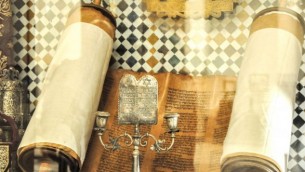 Un vieux rouleau de Torah exposé au Musée Juif de Marrakech. (Crédit: Michal Shmulovich)