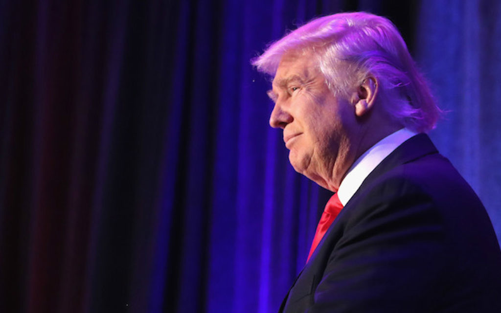 Le président élu Donald Trump avant de prononcer son discours de victoire au Hilton de New York, le 9 novembre 2016 (Crédit : Joe Raedle / Getty Images via JTA)