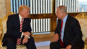 Le Premier ministre Benjamin Netanyahu et Donald Trump, alors candidat républicain à la présidentielle américaine, se rencontrent à la Trump Tower de New York, le 25 septembre 2016. (Crédit : Kobi Gideon/GPO)